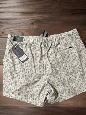 New-VRST Men's 5" Resort Short Print White/Silver Stamped Geo - Men’s Size M